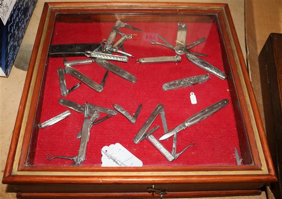 Twenty two assorted early 20th century and later silver mounted penknives,(-)